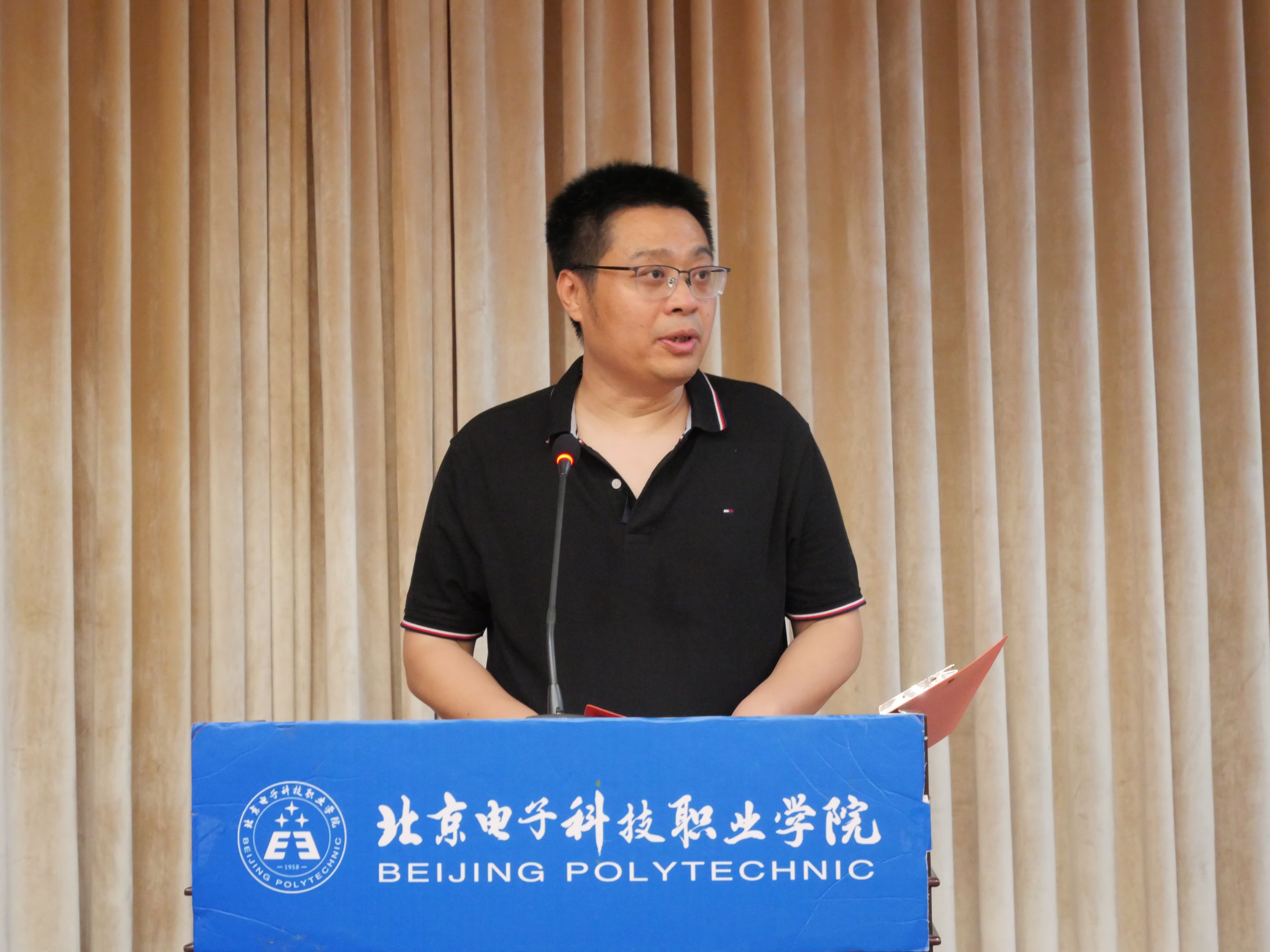 白宇老师致辞.JPG
